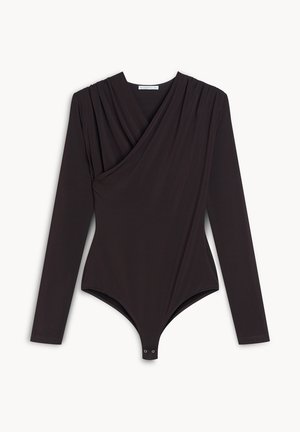 Czarny bodysuit z długim rękawem, posiadający krój z przewiązaniem i zgromadzone detale na ramionach, z zapięciem na napy na dole oraz gładką powierzchnią materiału.