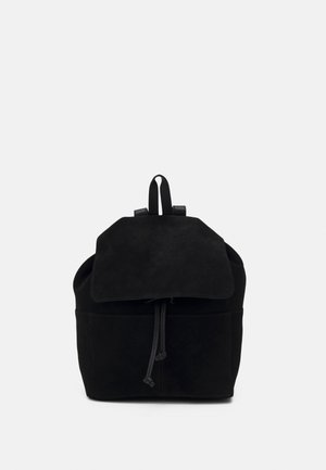 Zaino in suede nero con patta superiore e chiusura a coulisse, dotato di due spallacci regolabili e un manico superiore ad anello.
