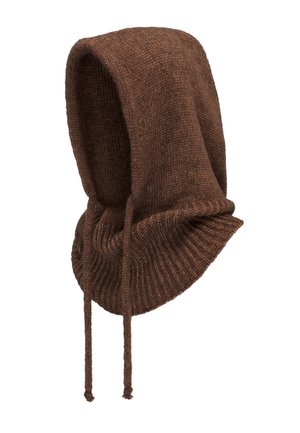 Brązowy dziergany kaptur o miękkiej fakturze, z prążkowanym wykończeniem, ściągaczami do regulacji i wydłużonym krojem.