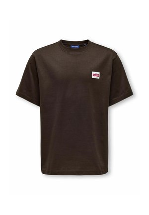 T-shirt marron foncé à manches courtes et col rond avec un petit patch logo rectangle blanc et rouge sur le côté gauche de la poitrine.
