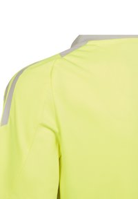 T-shirt de sport jaune vif avec une texture en maille respirante, accents gris sur les épaules et manches courtes pour une tenue active.
