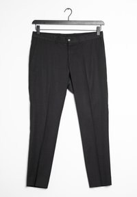 Svarta byxor i slät väv, med rak front, vinklade sidfickor och en klassisk rak bendesign med knappstängning.