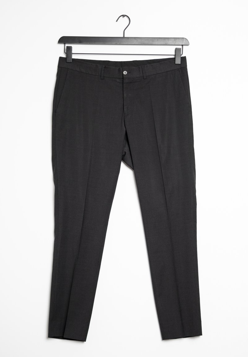 Svarta byxor i slät väv, med rak front, vinklade sidfickor och en klassisk rak bendesign med knappstängning.