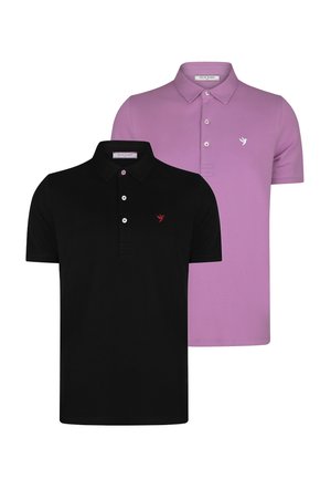 To polo-shirts: sort (forgrund) med rød logo, og lys lilla (baggrund) med hvid logo. Begge har korte ærmer og klassisk kravedesign.