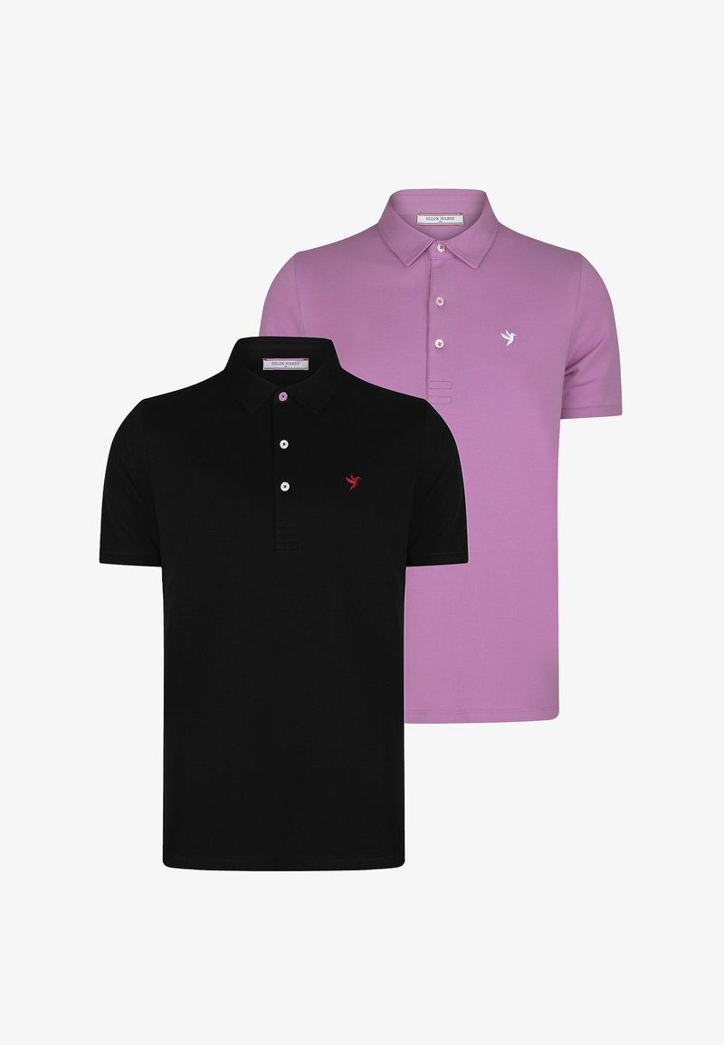 Dvě polokošile: černá (přední strana) s červeným logem a světle fialová (zadní strana) s bílým logem. Obě mají krátké rukávy a klasický límeček.