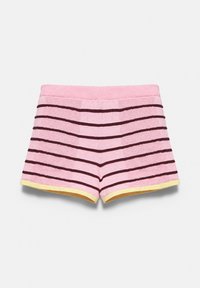 Short en tissu éponge rose avec des rayures horizontales foncées et une bordure jaune le long des bords inférieurs, présenté sur un fond uni.