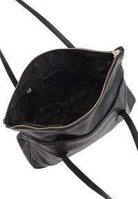 Sac fourre-tout en cuir noir avec fermeture éclair, texture lisse et deux anses. L'intérieur est doublé et comprend une poche zippée.