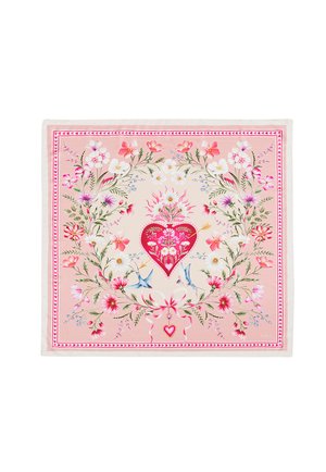 Sciarpa rosa con un cuore rosso centrale trafitto da una freccia, circondato da ghirlande floreali, due uccelli blu e un piccolo ciondolo a forma di cuore con nastri.