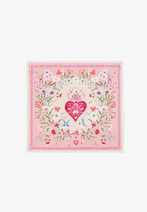 Ružový šál so stredovým červeným srdcom prepichnutým šípom, obklopený kvetinovými venčekmi, dvoma modrými vtákmi a malým príveskom v tvare srdca s mašličkami.