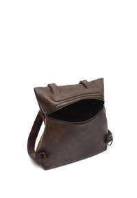Hnědá kožená taška přes rameno se zipovým uzávěrem, plochými držadly a viditelným vnitřním prostorem. Má strukturovaný povrch a minimalistický design.