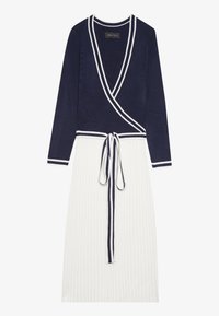Robe portefeuille bleu marine à manches longues, ornée de rayures blanches verticales et d'une taille nouée. Texture douce, détail de couleur contrastante au col et aux poignets.