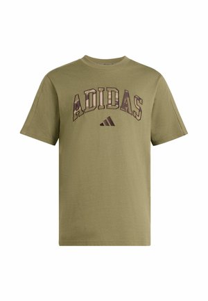 adidas Sportswear, ADIDAS SPORTSWEAR SEASONAL ESSENTIALS CAMO T-SHIRT - Camiseta estampada - olive strata multicolor