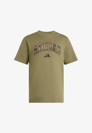 adidas Sportswear, ADIDAS SPORTSWEAR SEASONAL ESSENTIALS CAMO T-SHIRT - Majica kratkih rukava s printom - olive strata multicolor