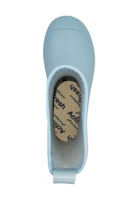 Lichtblauwe waterdichte enkelboot met een afgeronde neus, textuurinterieur en een gevoerde inlegzool met "Actifresh" merk.