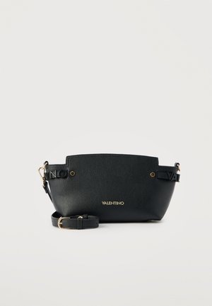 Schwarze Valentino Lederhandtasche mit goldenem Logo, abnehmbarem Riemen und goldenen Schnallen an weißen Hintergrund.