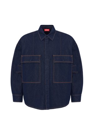 Veste en denim bleu foncé avec grandes poches à rabat sur le devant, coutures marron visibles, col boutonné et manches longues.