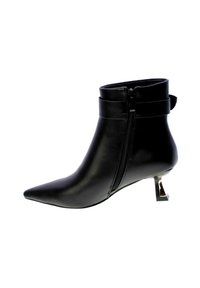 Stivale alla caviglia in pelle nera con punta appuntita, chiusura con zip e tacco geometrico in argento. Presenta una parte superiore con risvolto e cinghie decorative.