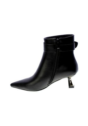 Stivale alla caviglia in pelle nera con punta appuntita, chiusura con zip e tacco geometrico in argento. Presenta una parte superiore con risvolto e cinghie decorative.