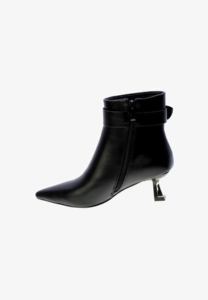 Stivale alla caviglia in pelle nera con punta appuntita, chiusura con zip e tacco geometrico in argento. Presenta una parte superiore con risvolto e cinghie decorative.