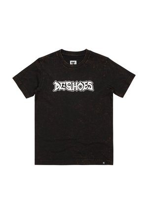 Sort t-shirt med en tekstureret overflade, der har et iøjnefaldende hvidt grafisk logo "DC Shoes" på fronten. Korte ærmer og rund halsudskæring.