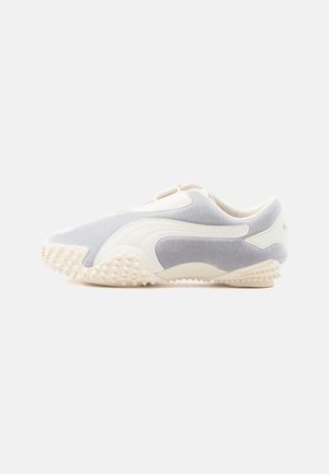 Niski sneaker w jasnoszarym i kremowym kolorze z teksturowaną gumową podeszwą i minimalistycznym wzornictwem, pokazany z boku na jednolitym tle.