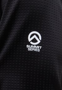 Svart teksturert stoff med en hvit "SUMMIT SERIES" logo med en trekantet design. Overflaten har små hevede prikker for ventilasjon.