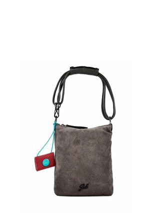 Bolso bandolera de ante gris con correa negra ajustable y pequeño bolsillo rojo sujeto por un cordón azul, con el logotipo de Gabs en el frente.