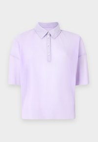 Kortermet polo skjorte i lys lavendel, med kragehals, fem-knapps placket og subtil vertikal ribbet tekstur.