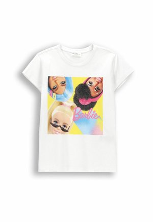 Biały T-shirt z trzema różnymi twarzami lalek Barbie w górnych rogach i na dole pośrodku na żółto-niebieskim tle, z napisem „Barbie” poniżej.