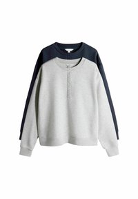 Lichtgrijze sweatshirt met donkerblauwe accenten, knopen bij de halslijn, geribbelde manchetten en zoom; oversized pasvorm en zachte textuur.
