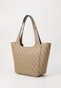 Beige tote bag gemaakt van gestructureerd materiaal, met een herhalend logo-patroon, brede schouderbanden en een ruime open ontwerp.