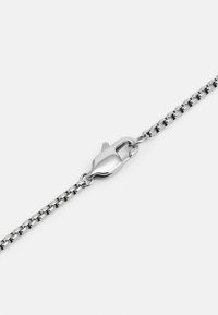 Bracciale a catena color argento con chiusura a moschettone, caratterizzato da un modello uniforme di anelli rotondi e una finitura liscia e lucida.