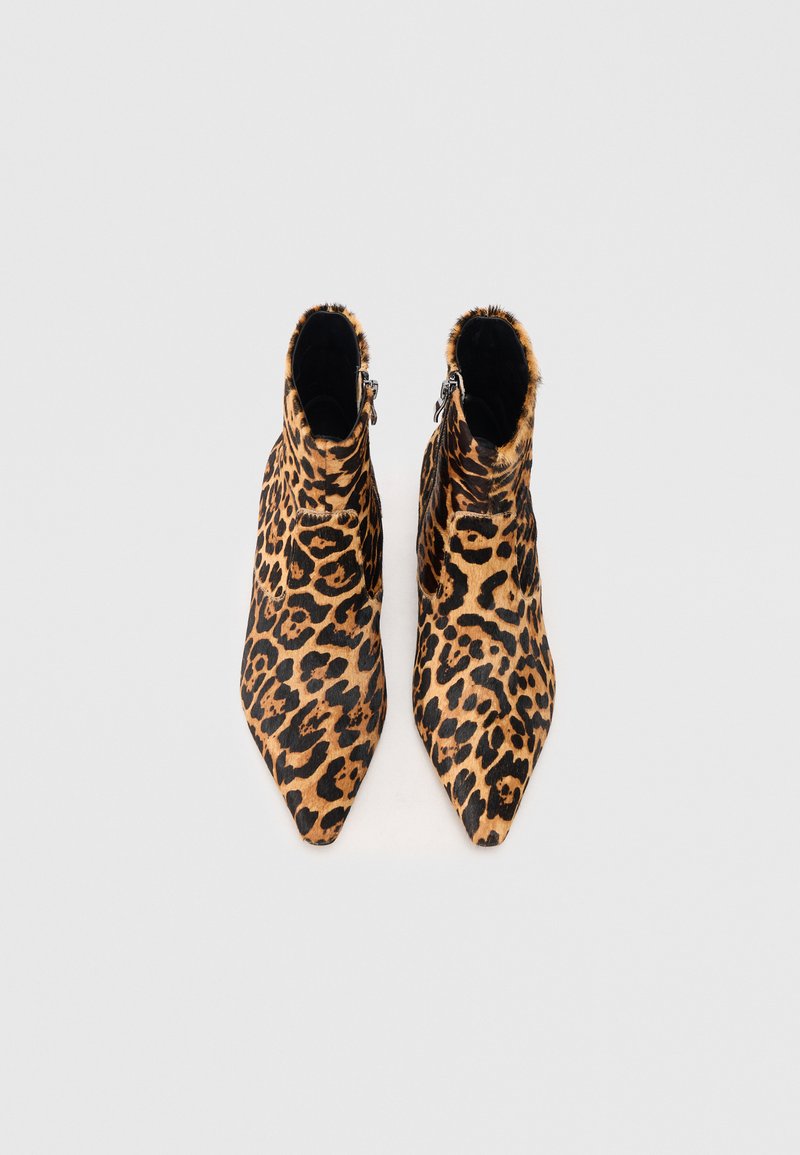 Stivaletti alla caviglia con stampa leopardata e punta affusolata, realizzati in materiale morbido, dotati di cerniere sui lati e di una finitura testurizzata.