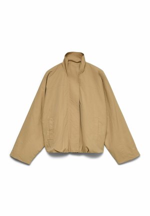 Veste marron clair à manches longues avec un col haut et deux poches avant, présentée à plat sur un fond blanc.