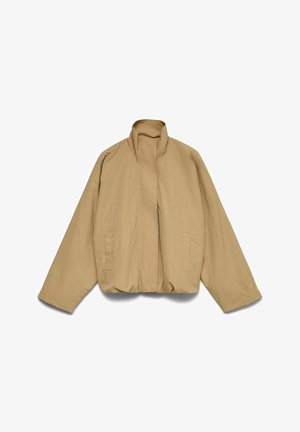 Lichtbruine lange mouwen jas met een hoge kraag en twee voorzakken, plat uitgestald op een witte achtergrond.