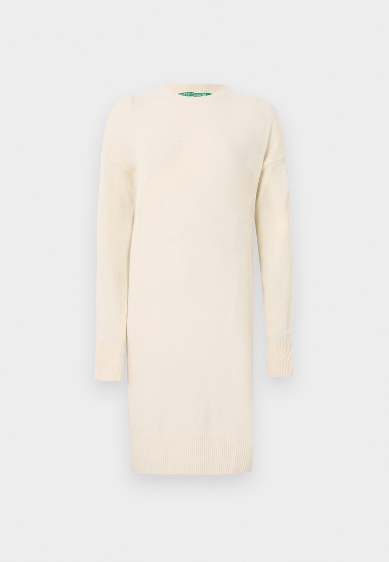 Beżowa dzianinowa sukienka z okrągłym dekoltem i długimi, lekko oversize'owymi rękawami. Posiada prążkowane mankiety i dół, a także boczne rozcięcia dla lepszej swobody ruchów.