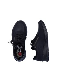 Baskets noires avec un mélange de matériaux lisses et texturés, dotées d'une fermeture éclair latérale, d'un laçage et d'accents à motifs à l'intérieur.