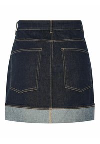Gonna di denim con lavaggio scuro, dotata di orlo in denim chiaro piegato, due tasche posteriori e cuciture a contrasto lungo le cuciture.