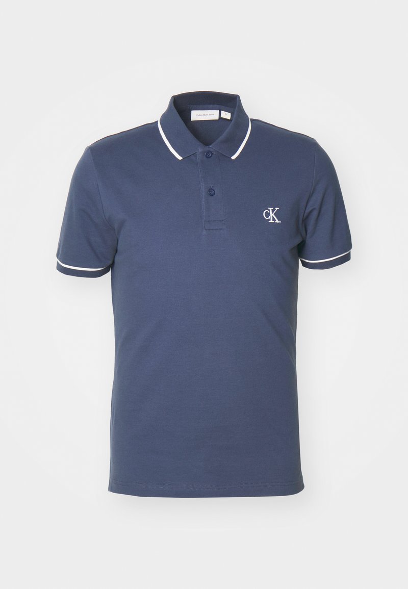 Navyblaues Poloshirt aus Baumwolle mit weißen Akzenten am Kragen und an den Ärmeln; verfügt über ein kleines gesticktes Logo auf der Brust.