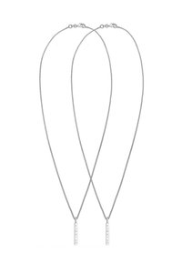 Sølv halskæder med tynde, snoede kæder og rektangulære vedhæng indgraveret med "FOREVER." Simple design, let vægt og poleret finish.