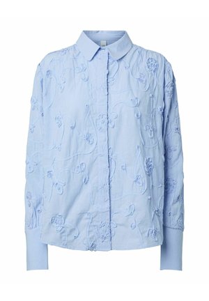 Hellblaues Hemd mit langen Ärmeln, dezenten vertikalen Streifen und erhabener Blumenstickerei, spitzem Kragen und Knopfleiste vorne.