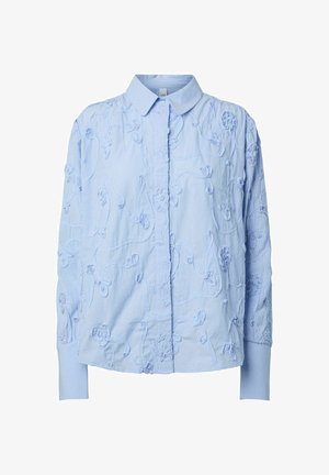 Hellblaues Hemd mit langen Ärmeln, dezenten vertikalen Streifen und erhabener Blumenstickerei, spitzem Kragen und Knopfleiste vorne.