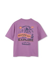 Paarse katoenen T-shirt met een bergafbeelding, zon en regenwolken; tekst leest "VENTURE OUT & EXPLORE" met Timberland-logo.