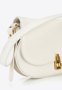 Bolso de hombro de cuero blanco con un acabado texturizado, cierre de hardware dorado y un diseño de solapa curvada. Incluye correa ajustable.