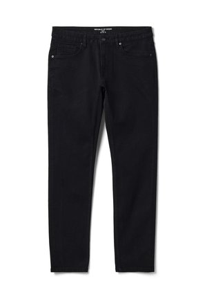 Schwarze Slim-Fit-Jeans mit fünf Taschen, Knopfverschluss und Gürtelschlaufen, flach auf weißem Hintergrund ausgelegt.