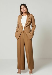 Next EDGE TO EDGE FITTED  - Kort kappa / rock - camel brown