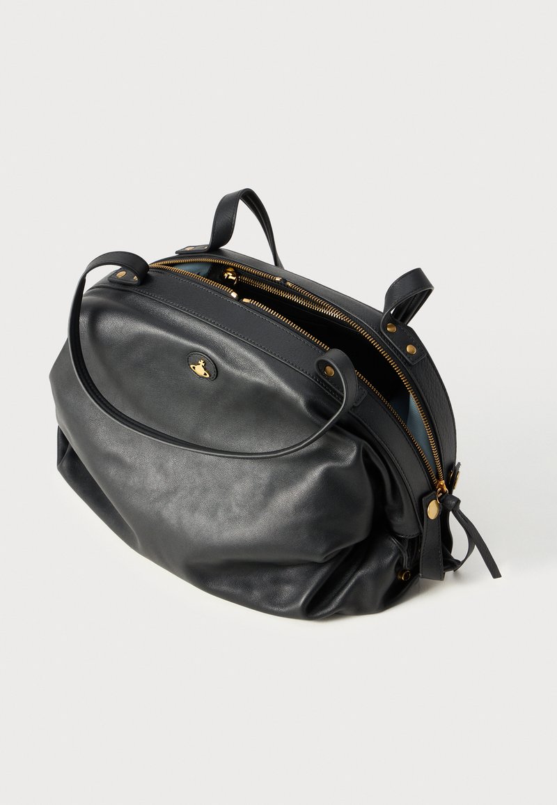 Sac en cuir noir de forme arrondie, avec deux zips dorés et des poignées supérieures. Texture douce avec un éclat subtil et un détail de logo.