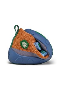 Kinderschuh mit einem strukturierten braunen Obermaterial, blauer Gummisohle, grünen Akzenten und einer seitlichen Schlaufe für einfaches Anziehen. Verfügt über einen Klettverschluss.