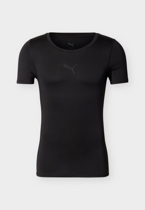 Melna īsroku treniņu krekls ar apaļu kakla izgriezumu un smalku Puma logo uz krūtīm, attēlots uz gaiša, vienveidīga fona.