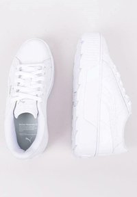 Białe sneakersy wykonane z materiału syntetycznego, z zapięciem na sznurowadła, teksturowanymi akcentami i wytrzymałą podeszwą.